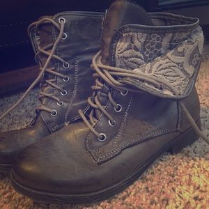 Grunge low cut boots